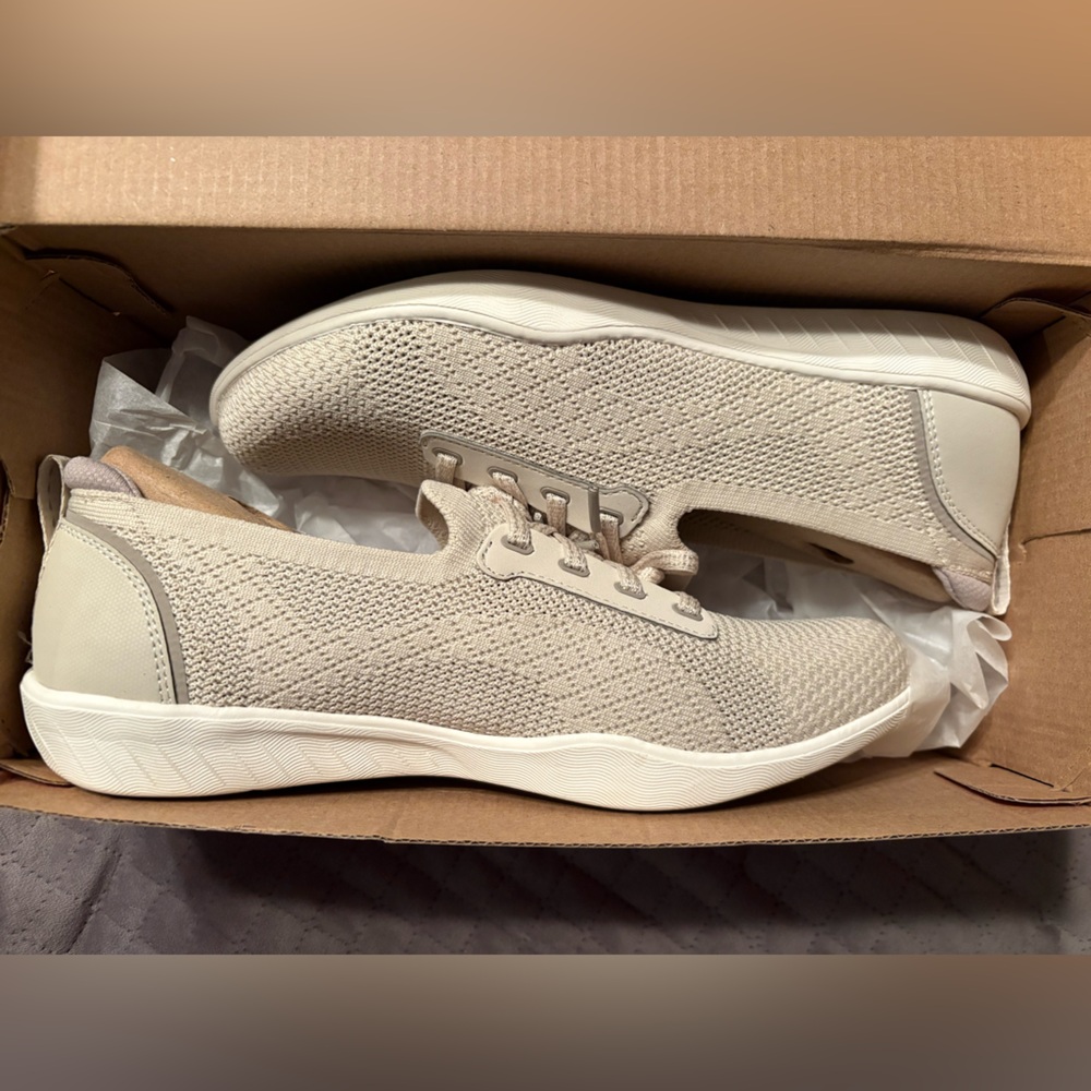 Skechers Newbury Street Tennis Sneaker Size 8 NEW Beige Memory Foam Stretch Fit